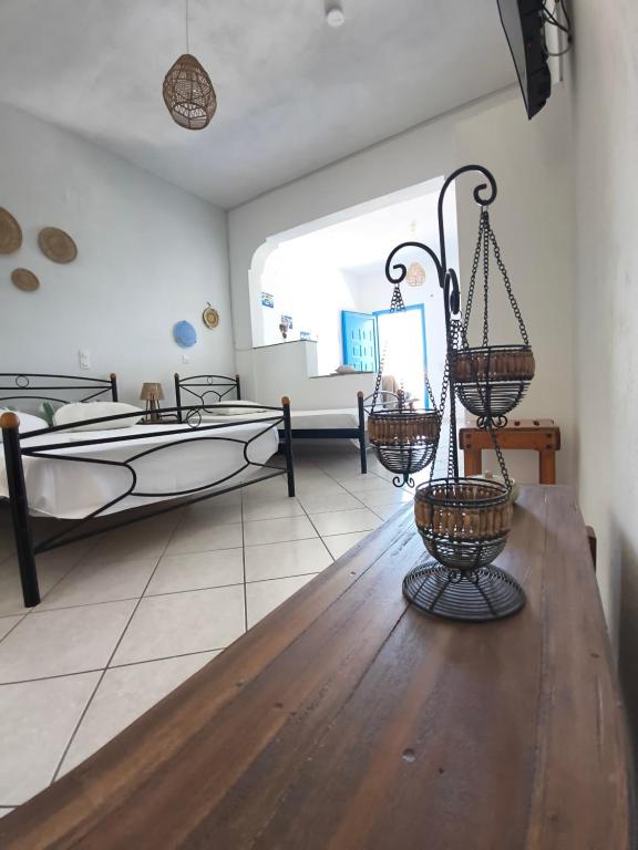 ein Zimmer mit einem Bett und einem Holztisch in der Unterkunft Villa Orizontes in Spetses