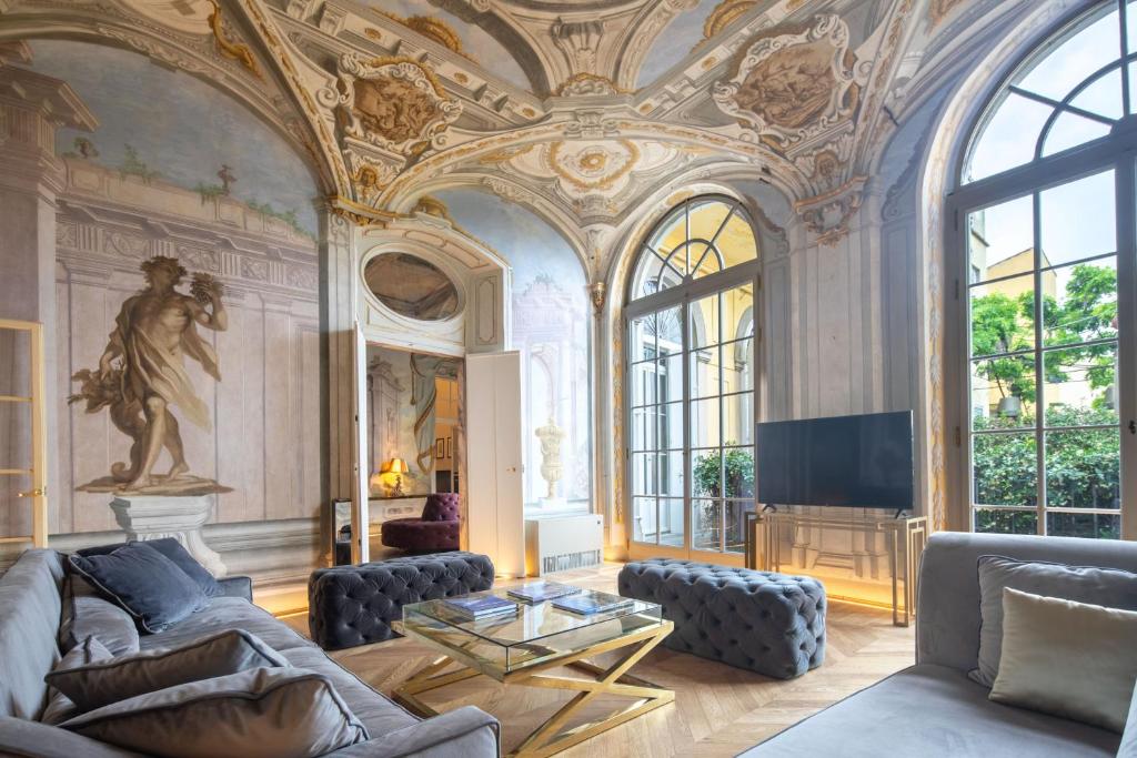 Historic Frescoes Apartment