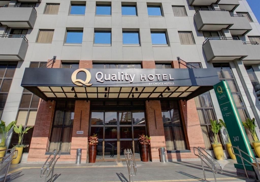 a view of a qocity hotel building at Quality Faria Lima in São Paulo