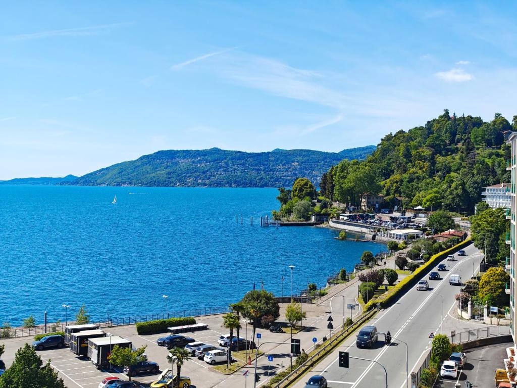 a view of a river and a street with cars at Star Lake in Intra