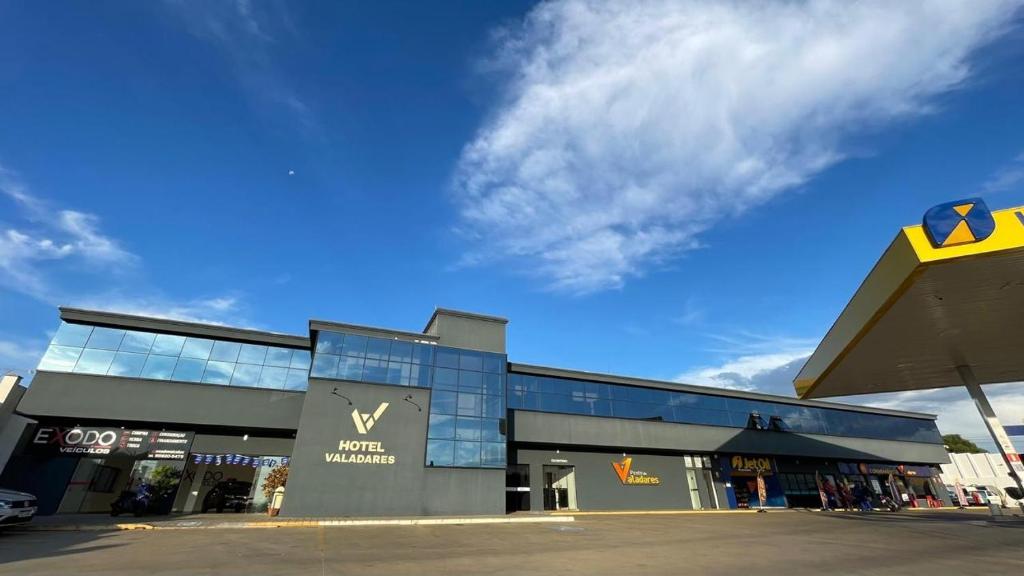 a view of a shopping center with a sign on it at Hotel Valadares in Alfenas