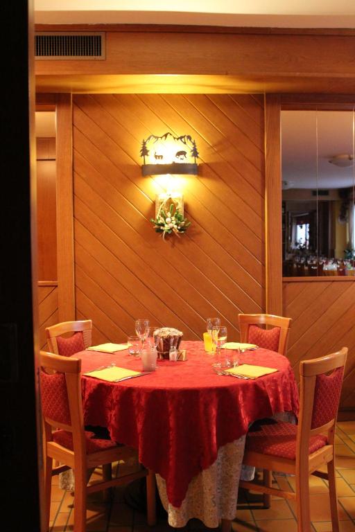 Zdjęcie z galerii obiektu Hotel Corona w mieście Branzi