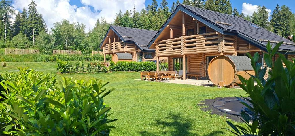 a log cabin with a picnic table in a yard at Pur Natur! Wandern und Skifahren - Trahütti Premium Lodges in Trahütten