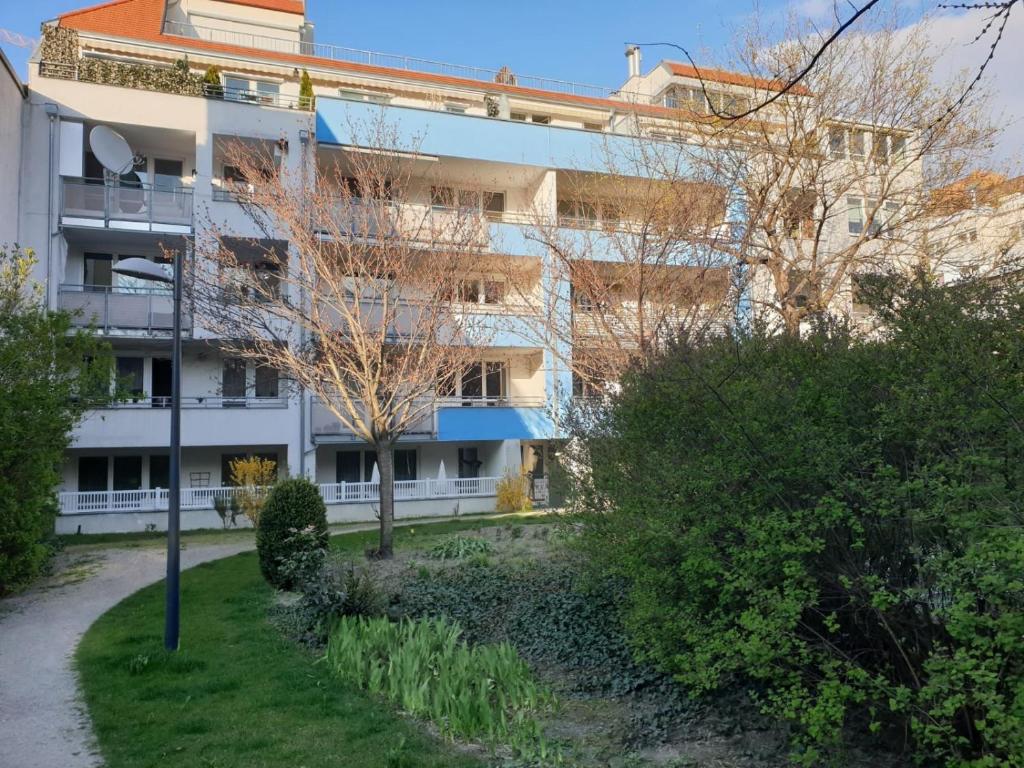 Apartment Sleeps 6 with Garden & Balcony