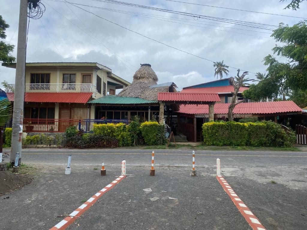 a building with a building with a thatched roof at Hotel Restaurante Los Cocos in Santa Cruz