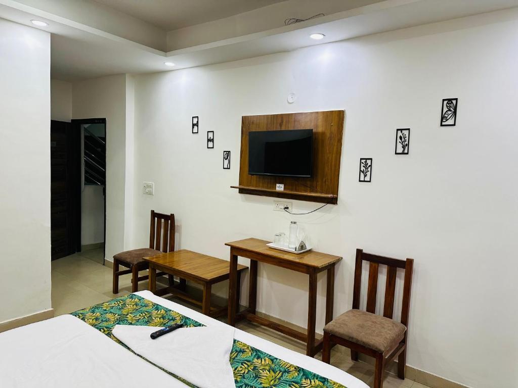 Hotel Frolic Near Noida Metro Station 52 — 5
