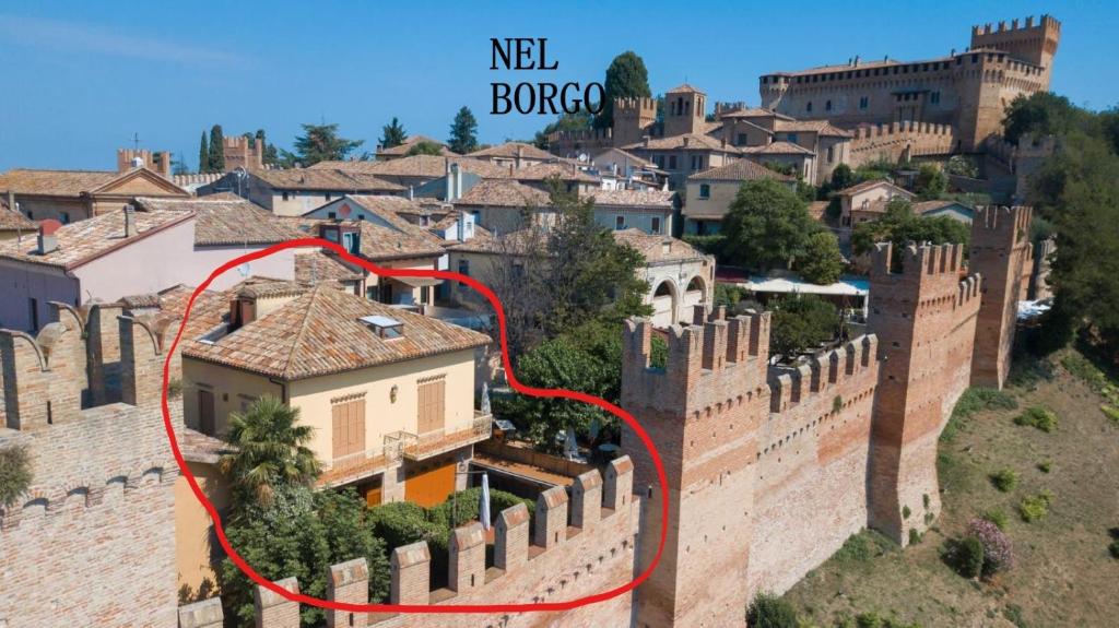 eine Luftaufnahme einer Burg mit einem roten Kreis in der Unterkunft Cà La Terrazza - DENTRO IL BORGO STORICO in Gradara