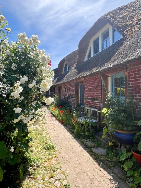 a brick house with a pathway leading up to it at Landhaus Maltzien - Auszeit auf dem Land in Maltzien