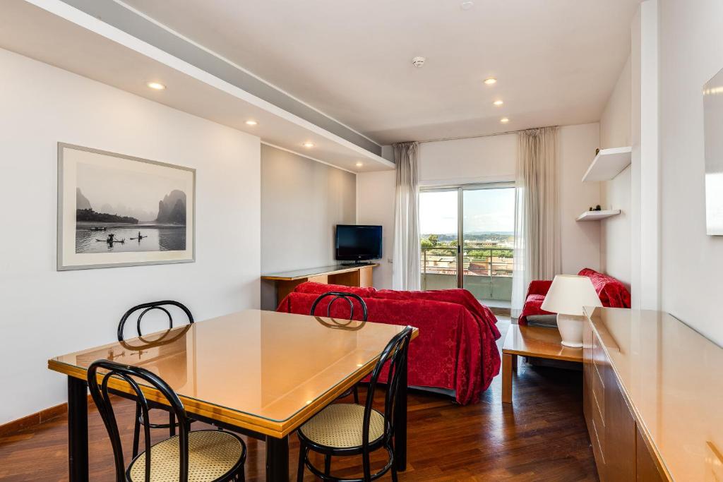 Bright Apartment with a View, Pool and Parking