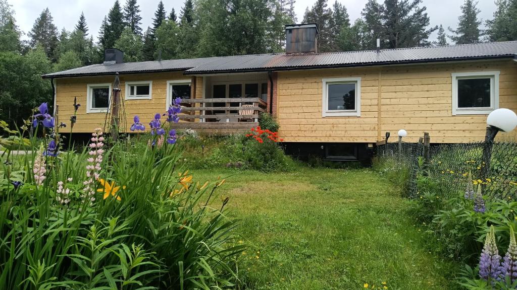 a house with a garden in front of it at Gästhus i Röjdåfors in Östmark