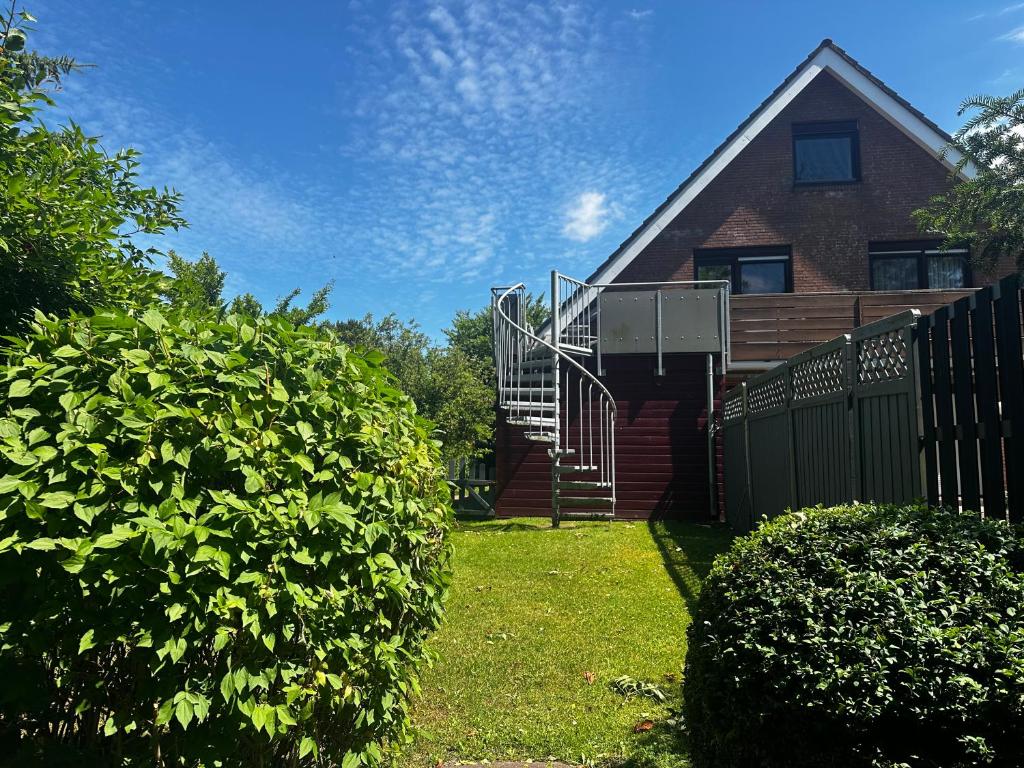 a house with a gate and stairs in a yard at Zaunkönigs Nest in Böhl