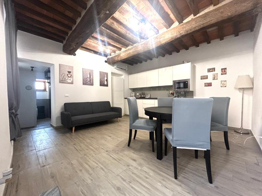 a living room with a dining room table and chairs at LA CASETTA di AURORA in Riomagno