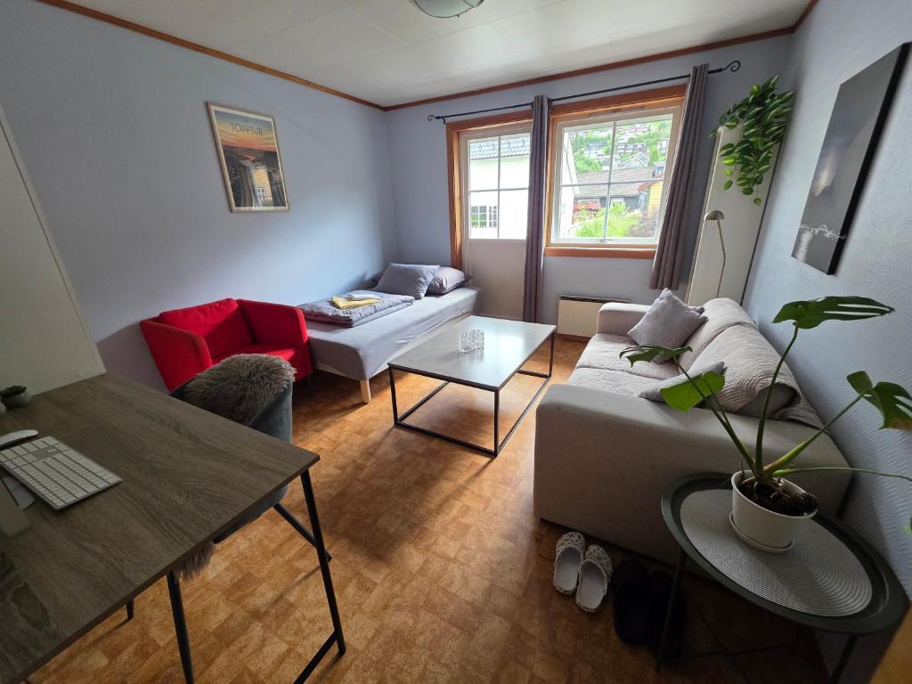 a living room with a couch and a table at Rom 4 i bufellesskap in Sogndal