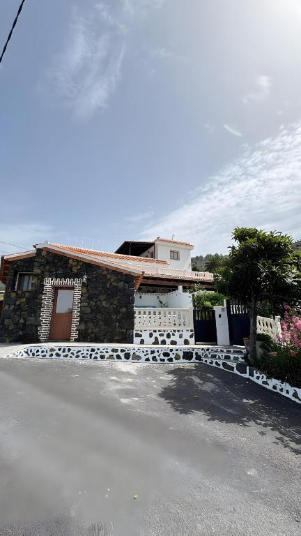 a house with a fence in front of it at Lagar de Elba in Las Manchas