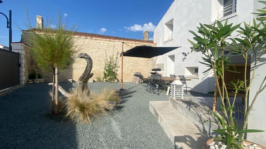 a courtyard of a house with a building at Maison Mer Louis in Saint-Pierre-dʼOléron