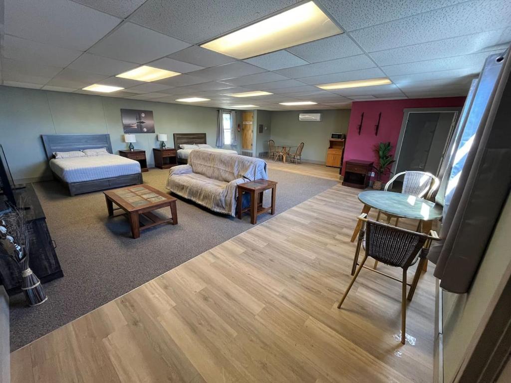 a room with a bed and a couch and a table at Athens House nuber 8 in Las Vegas