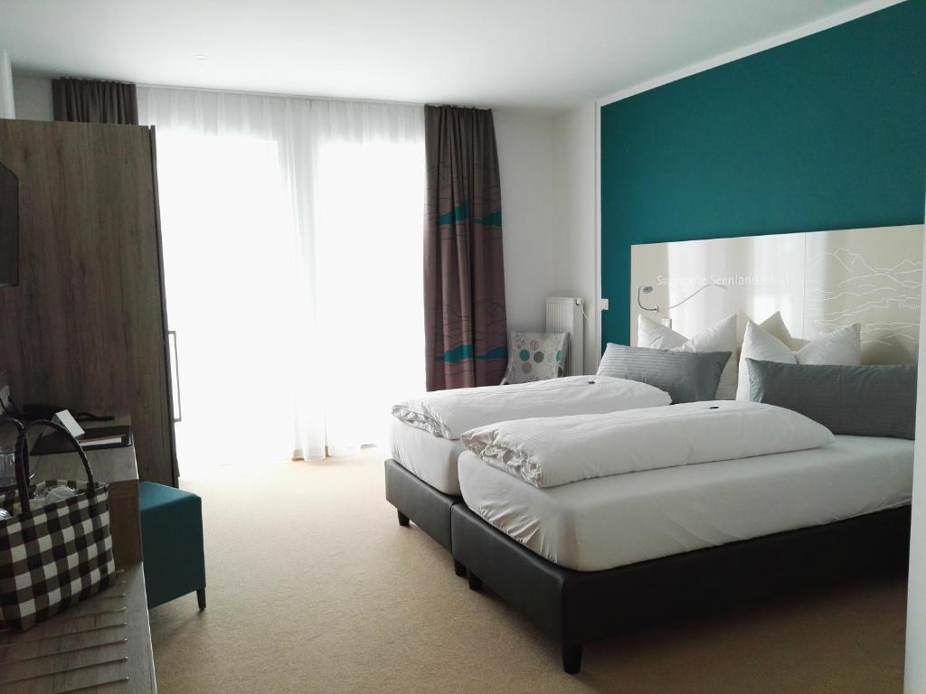 Postel nebo postele na pokoji v ubytování Allgäu Art Hotel