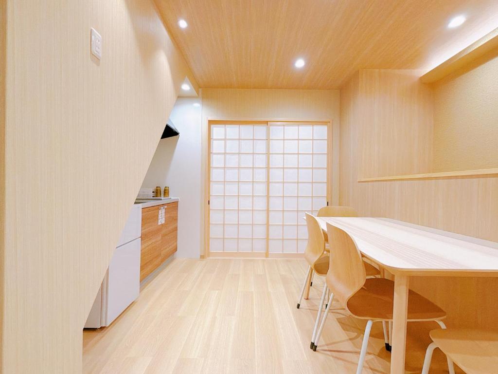 Serene Waves Court 201, 5 minute walk to the station , 1 stop to Tsutenkaku Tower and Namba , Near the JR Kyoto Line , Close to a 24 hour supermarket , Hot springs