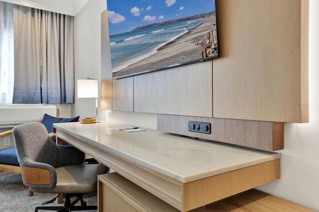 Best Western Plus Sunset Plaza Hotel photo