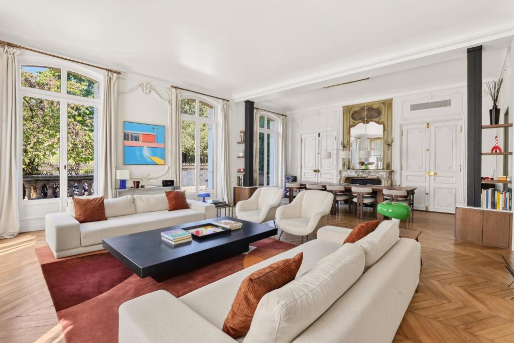 Prestigious Avenue Foch Apartment with Private Garden