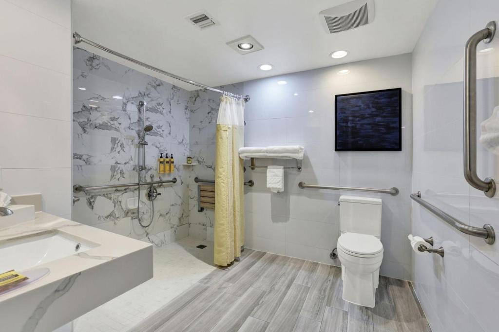Best Western Plus Sunset Plaza Hotel photo