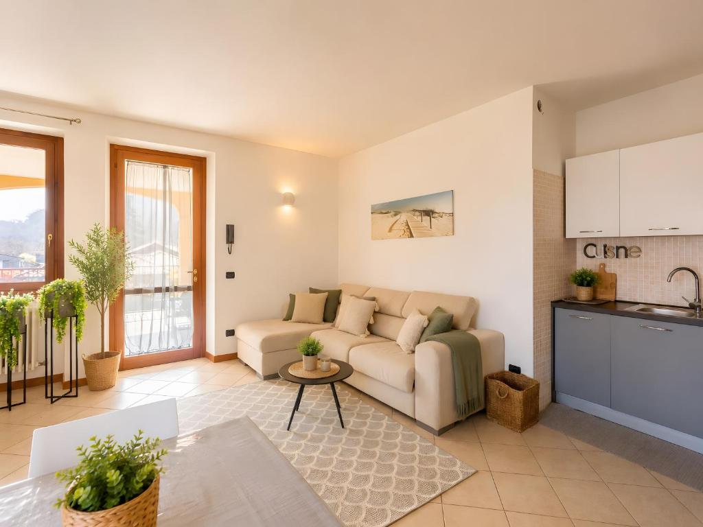 a living room with a couch and a kitchen at La Terrazza delle Colline in Brunello