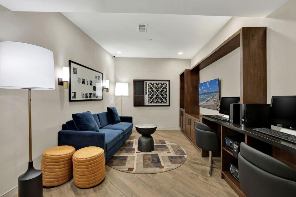 Best Western Plus Sunset Plaza Hotel photo