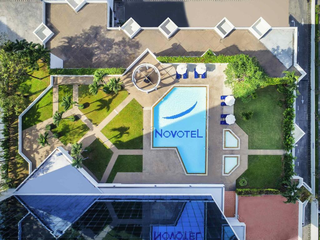 an overhead view of a pool at a resort at Novotel Bangkok Bangna in Bangna