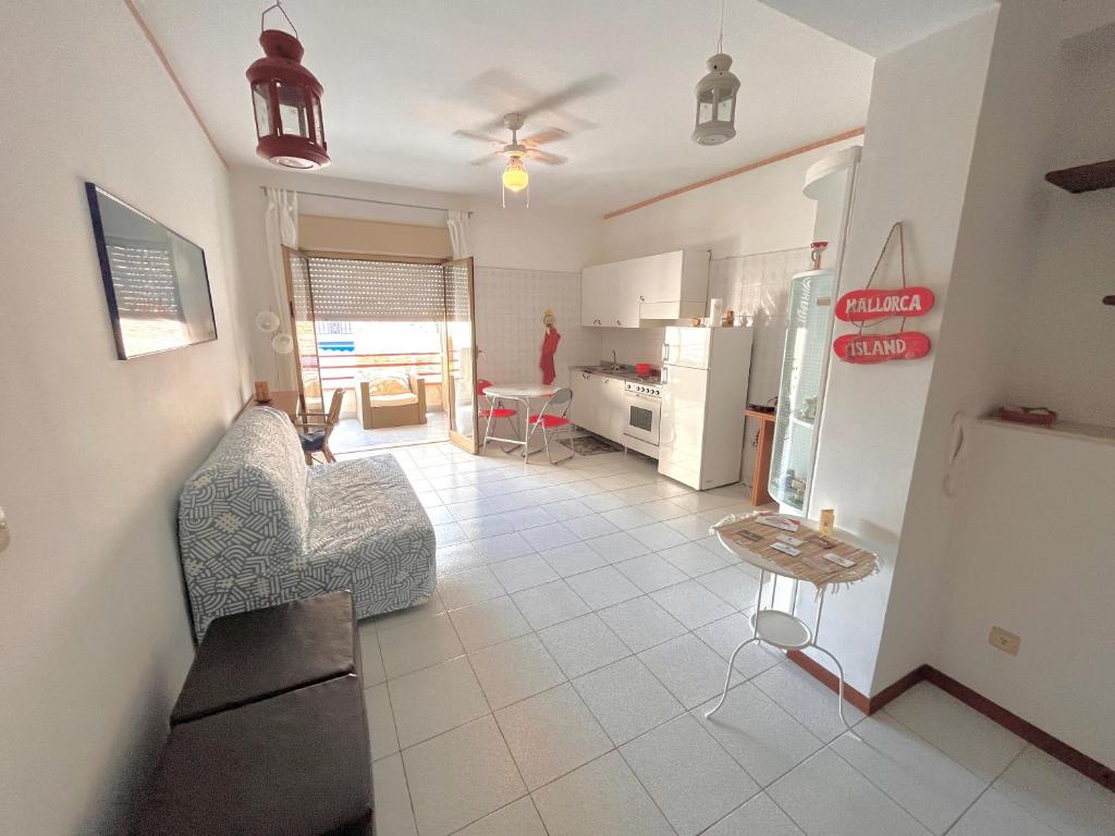a living room with a couch and a kitchen at Casa marina in Furci Siculo