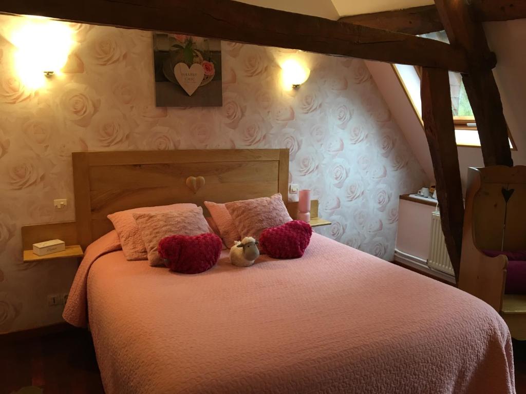 een slaapkamer met een bed met een teddybeer erop bij Ferme Des Chartroux in Maresville