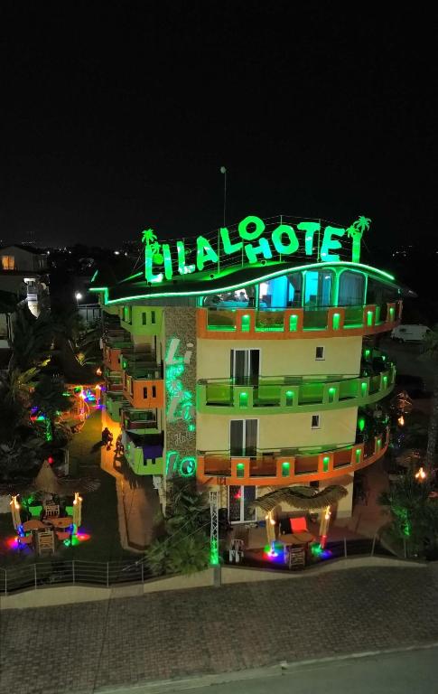 ein Gebäude mit einer Leuchtreklame bei Nacht in der Unterkunft Lilalo Ηotel in Paralia Katerinis