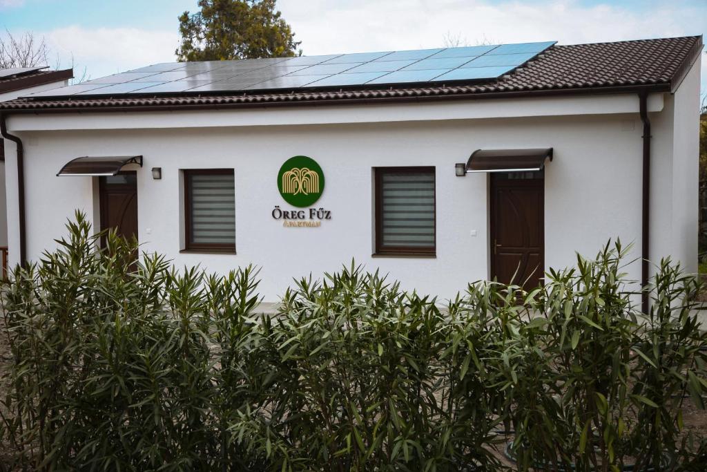 a building with solar panels on the roof at Öreg Fűz Apartman in Mosonmagyaróvár