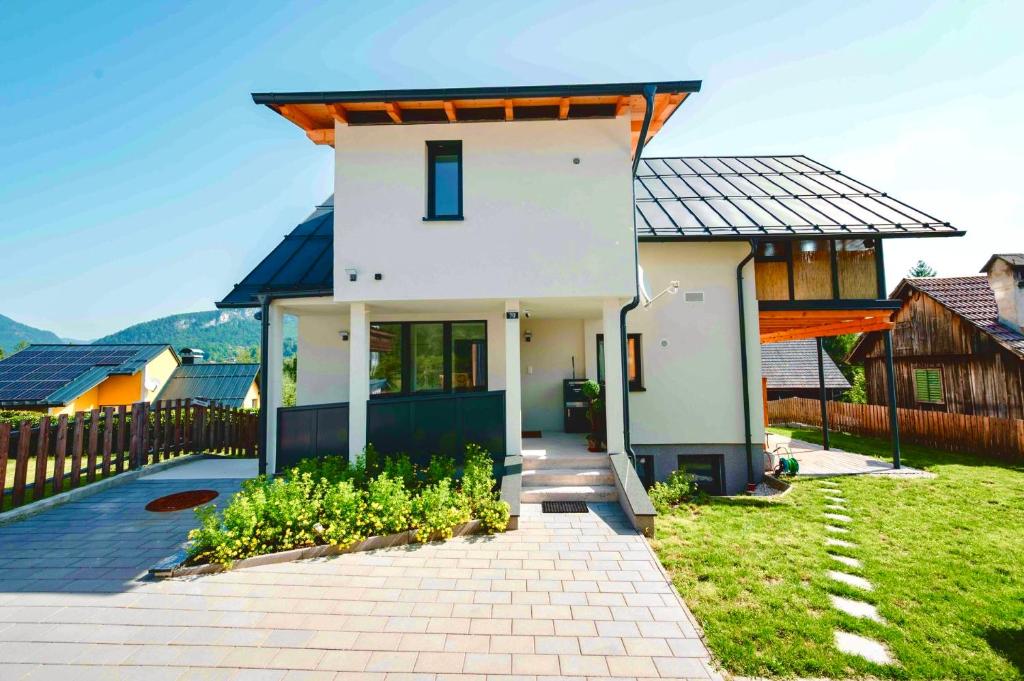 a white house with a gate and a fence at Mitzis Stubn Apartments - Bad Goisern - 24-hour self check-in in Bad Goisern