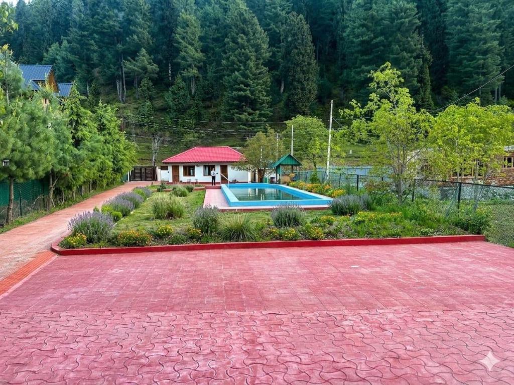 a brick driveway with a pool in a garden at Samoon Guest House Sonmarg in Kulan