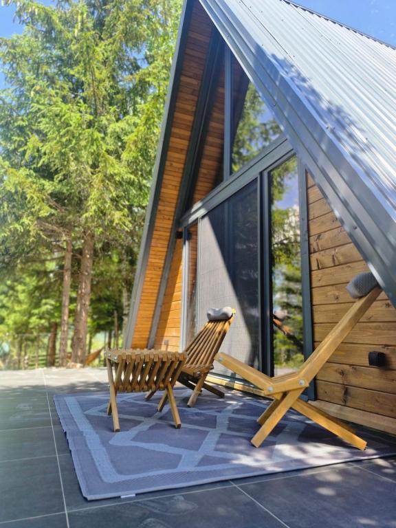 eine Holzbank, die auf der Veranda eines Hauses steht in der Unterkunft Pineta in Nišići