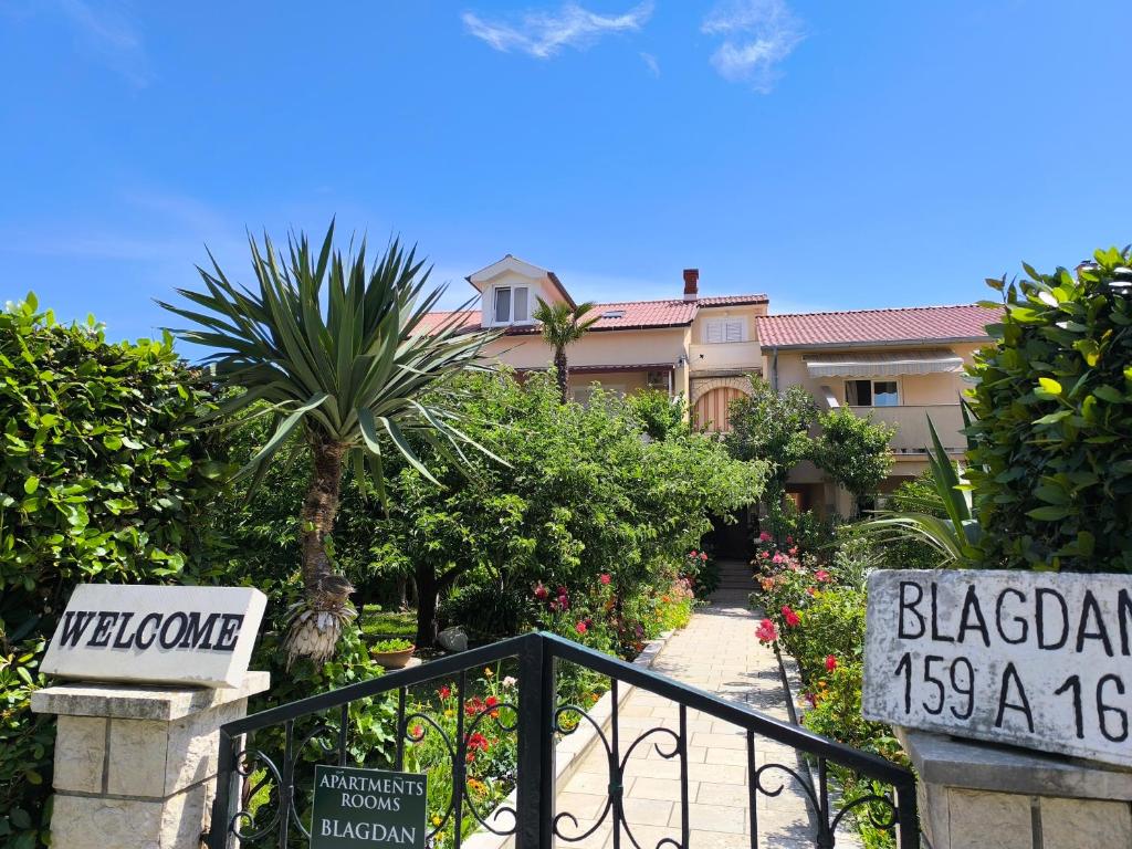 un cancello davanti a una casa con un'insegna da blackjack di Haus Sabina a Palit