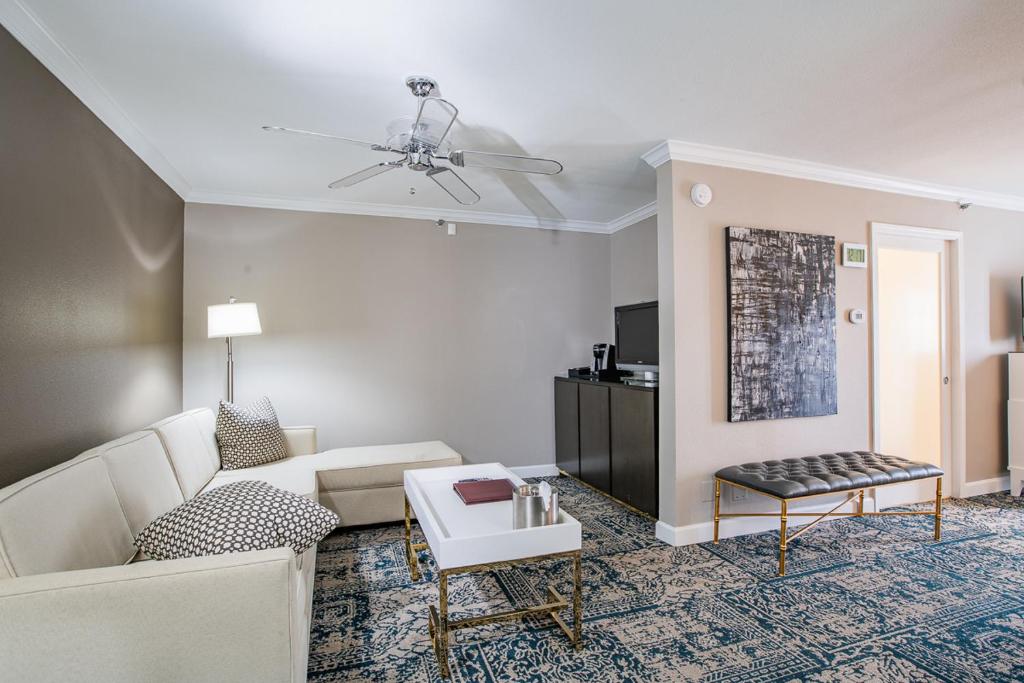 The Burgundy Hotel, Tapestry Collection by Hilton - Habitación King