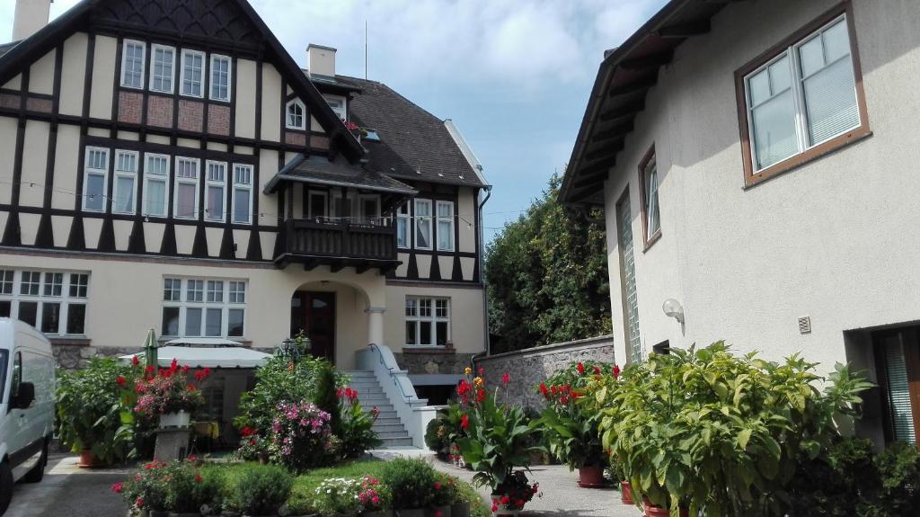 una casa con flores delante en Haus zu den Zwei Eichen, en Perchtoldsdorf