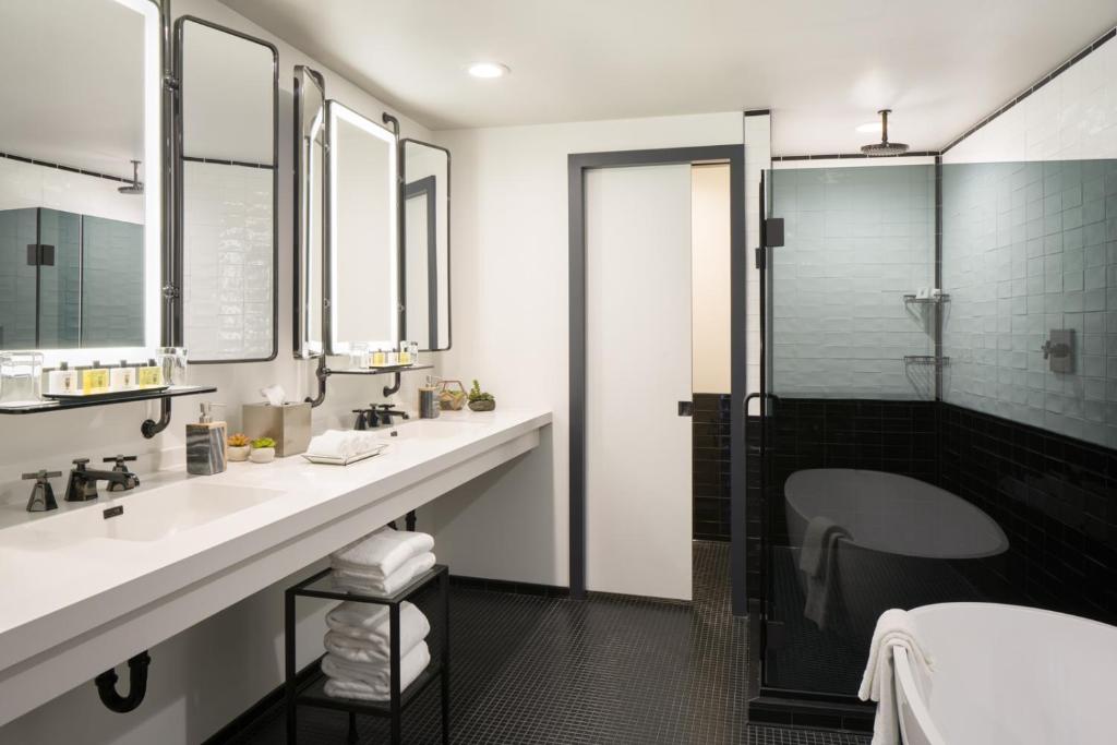 Thompson Seattle, by Hyatt - 