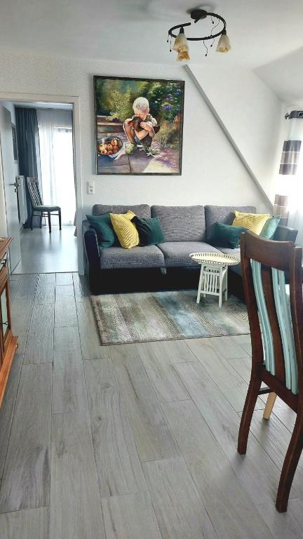 a living room with a couch and a table at Kunst und Meer in Varel