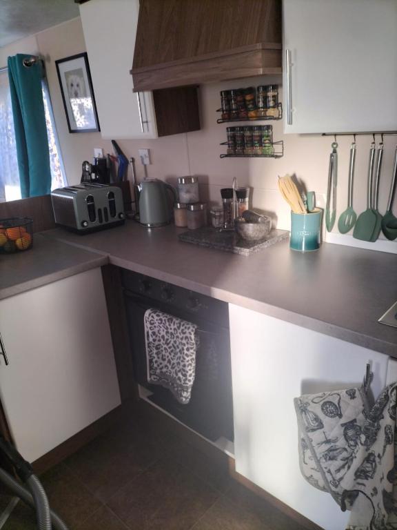 a kitchen with a counter top with a counter sidx sidx sidx at Seaside Stay in Camber