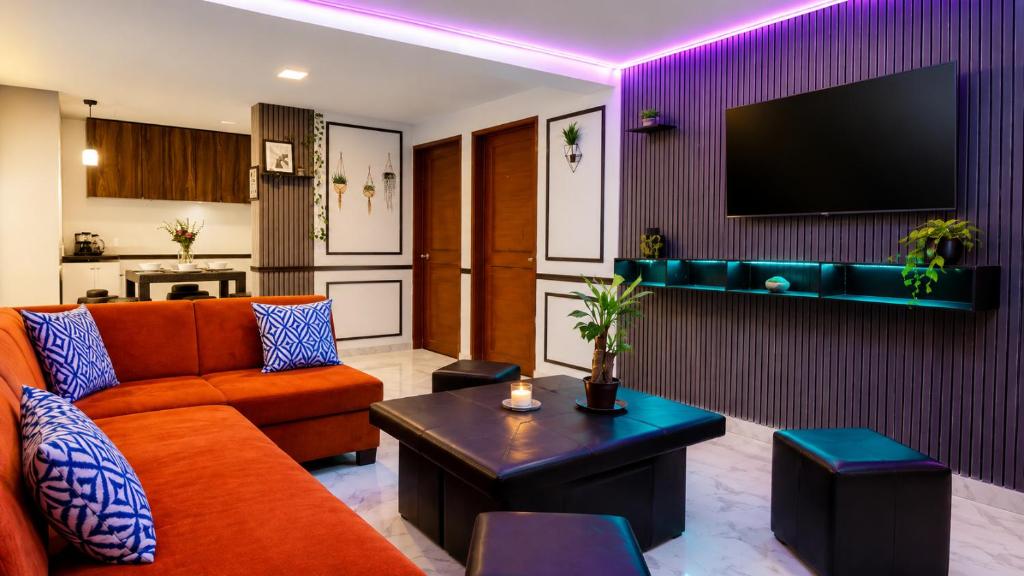 ein Wohnzimmer mit Sofa und Fernseher in der Unterkunft Casa Aoi Ideal para empresas y grupos de trabajo in Pachuca de Soto