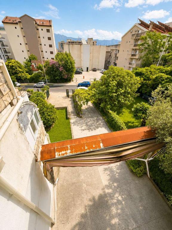 eine Bank, die an der Seite eines Gebäudes steht in der Unterkunft Aurra Studio in Budva