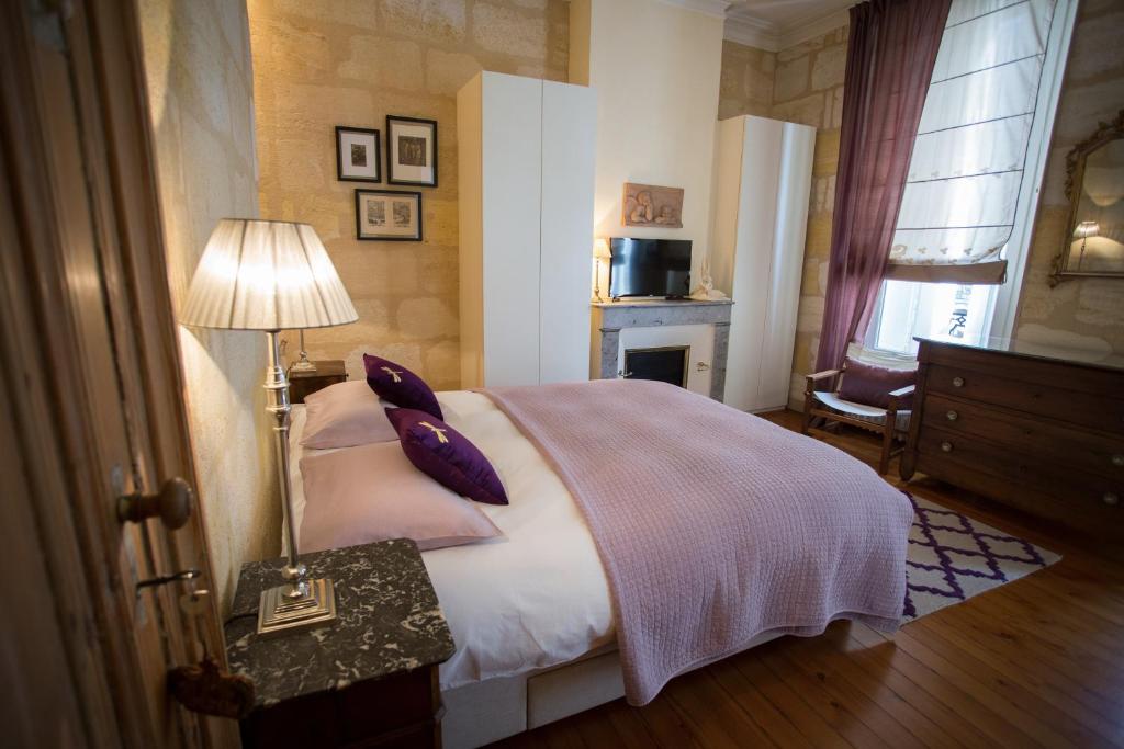 Postel nebo postele na pokoji v ubytování MAISON D'HÔTES "Bordeaux Wine Lodge"