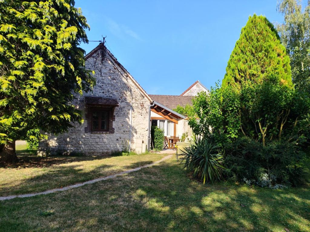 an old stone house with a tree in the yard at Maison de campagne proche Giverny La Casita de Bemi in Bois-Jérôme-Saint-Ouen