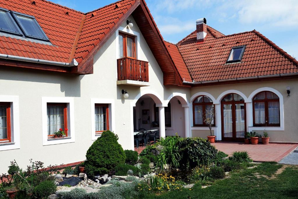Biały dom z czerwonym dachem w obiekcie Vámosi Vendégház w mieście Nemesvámos