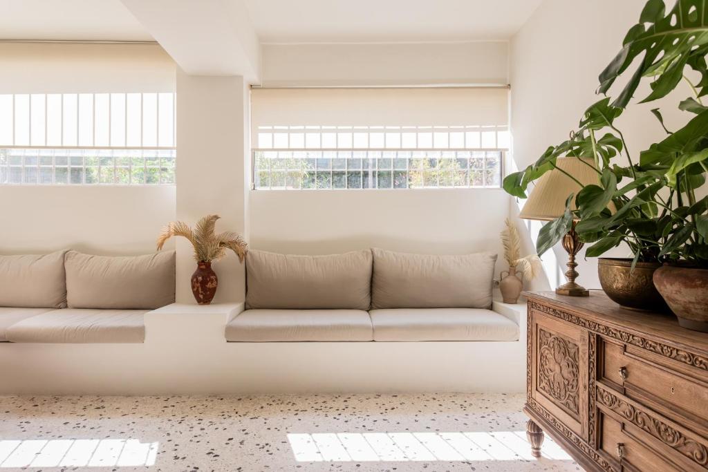 Stylish & bright semi basement studio