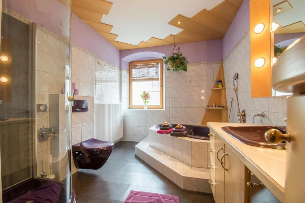 ein Badezimmer mit einem Waschbecken und einer Badewanne in der Unterkunft Milcherhof in Mieders