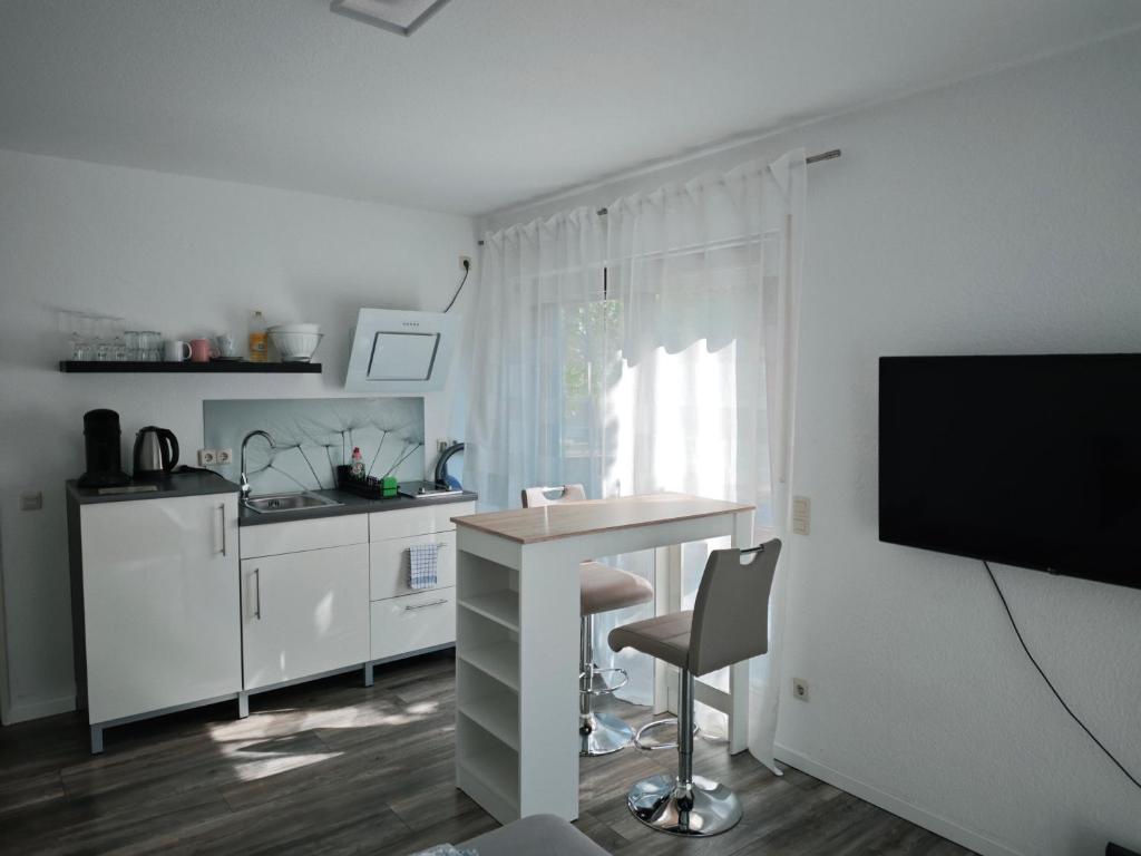 a kitchen with a table and a television in a room at City Apartment, 27 qm, 2 Personen, high Sp WLAN in Paderborn