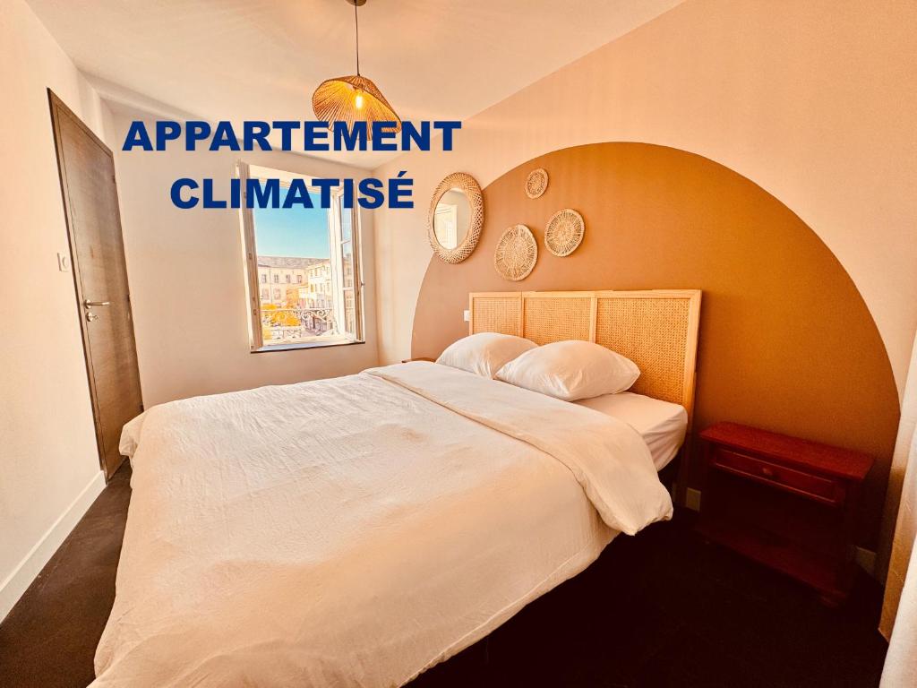 a room with a bed with a sign that reads apartment challenge at Bella Vita Epinal in Épinal
